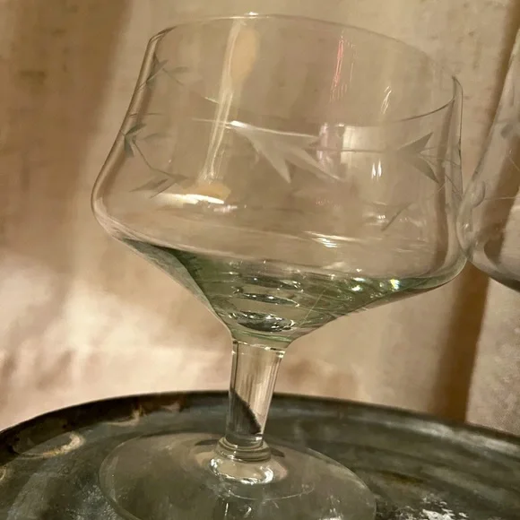 🦄🦄Set of 2 vintage shrimp cocktail glasses with a beautiful etched design. - Picture 5 of 6